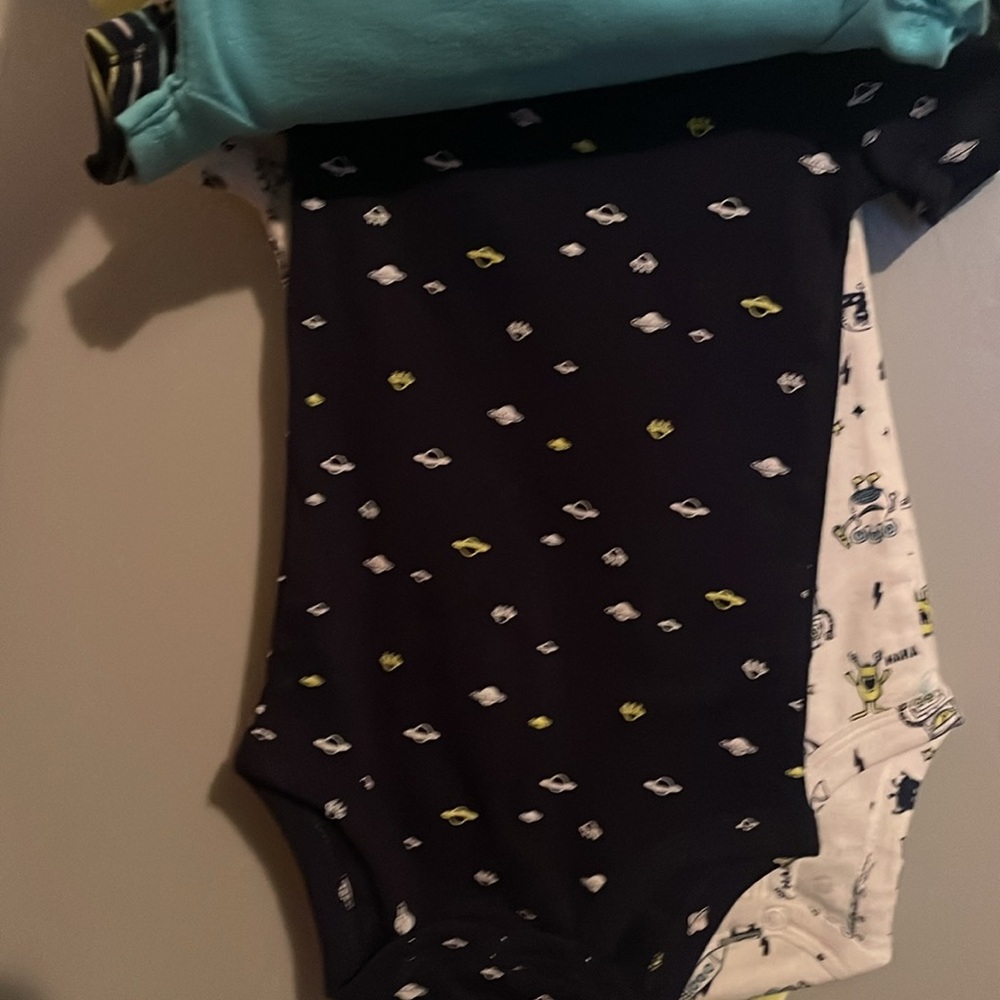 Carter's onesie - 9M - Picture 5 of 7
